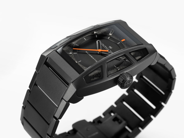 Hamilton Boulton Death Stranding 2 Limited Edition 36x48mm – детайл на титанов корпус и Nivachron балансна пружина – ClassicWatches.bg