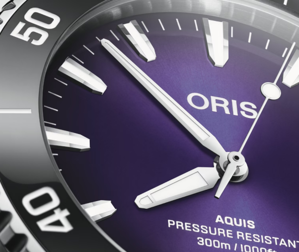 Oris Aquis с пурпурен циферблат и сапфирено стъкло