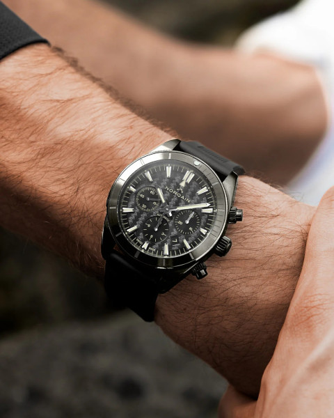 norqain-n1200-19b01-b01-dial-classicwatches.bg – Черен циферблат с три брояча и дата между 4 и 5 часа – classicwatches.bg
