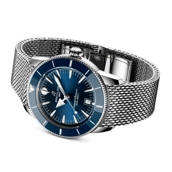 мъжки часовник breitling-superocean-heritage-ab3111161c1a1-blue-dial-closeup-classicwatches
