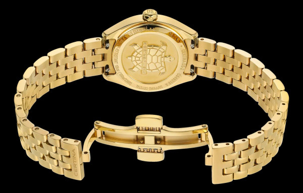 Certina DS Action Lady C049.210.33.116.00 е създаден за жени, които търсят баланс между лукс и спортна функционалност. Диамантените индекси придават блясък и изисканост, докато DS технологията осигурява повишена устойчивост на удари и вода. С водоустойчивост до 300 метра и надежден швейцарски кварцов механизъм, този модел е подходящ както за ежедневието, така и за активен начин на живот.