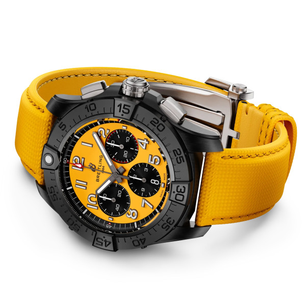 Часовник BREITLING SB0147101I1X1 – жълт циферблат с дата – classicwatches.bg