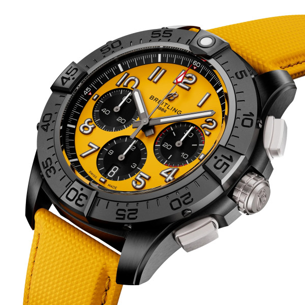 Часовник BREITLING SB0147101I1X1 – страничен изглед с титаниева корона – classicwatches.bg

