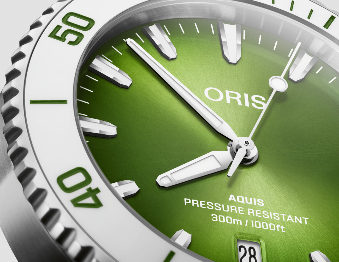 часовник мъжки автоматичен oris aquis date taste of summer 01 733 7787 4137 със зелен градиентен циферблат ClassicWatches.bg
