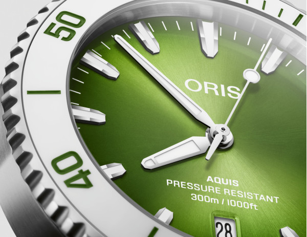 часовник мъжки автоматичен oris aquis date taste of summer 01 733 7787 4137 със зелен градиентен циферблат ClassicWatches.bg
