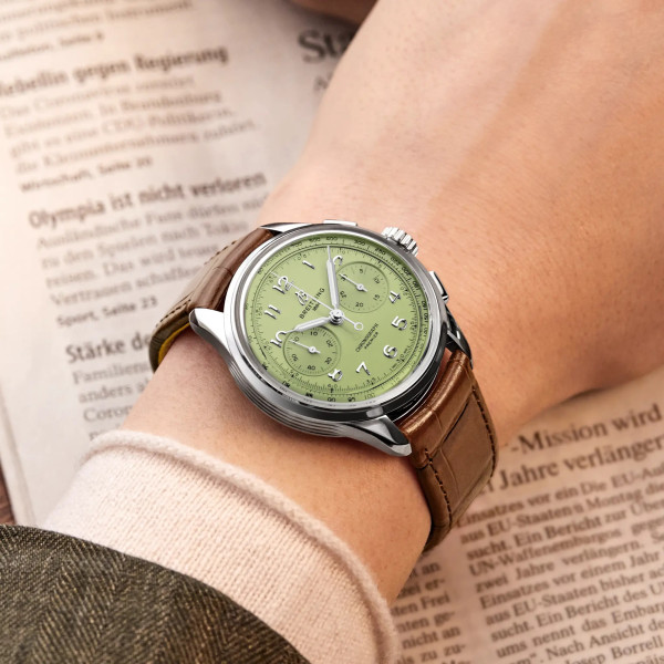 мъжки часовник ръчен хронограф breitling-ab0930d31l1p1-on-wrist-classicwatches