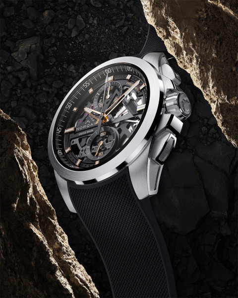Часовник NORQAIN Independence Skeleton Chrono 42mm N3200.40S01.B01 – прозрачен сапфирен гръб с механизъм NORQAIN 8K – classicwatches.bg